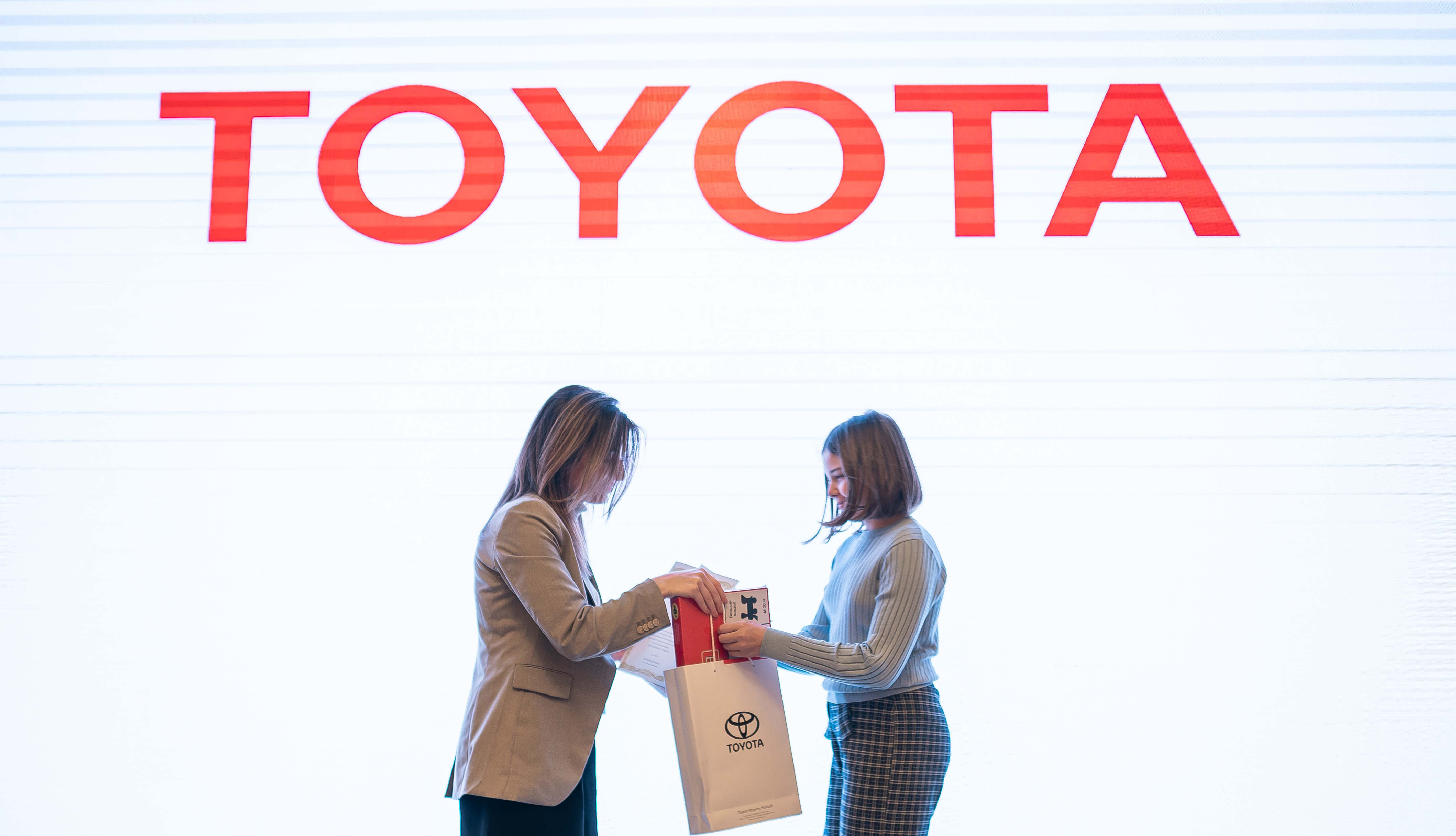 Toyota Abşeron Mərkəzi kiçik rəssamları təltif etdi